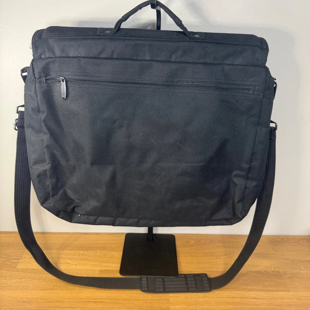 Norwood black messenger